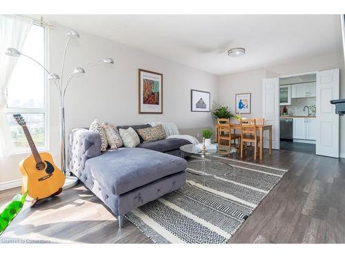 1010-4450 Tucana Court, Mississauga, ON - Indoor Photo Showing Living Room