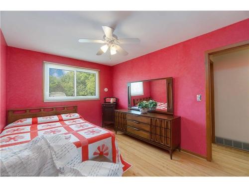 679 Niagara Street N, Welland, ON - Indoor Photo Showing Bedroom