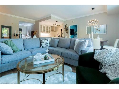 208-5188 Lakeshore Road, Burlington, ON - Indoor Photo Showing Living Room