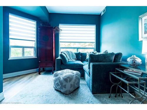 208-5188 Lakeshore Road, Burlington, ON - Indoor Photo Showing Living Room