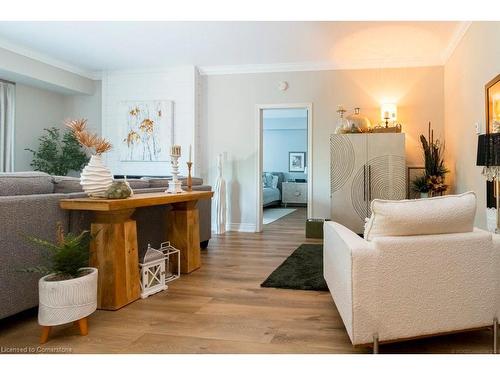 208-5188 Lakeshore Road, Burlington, ON - Indoor Photo Showing Living Room