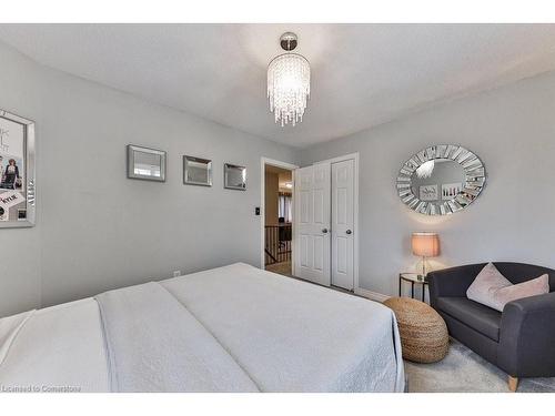 4154 Saunders Crescent, Burlington, ON - Indoor Photo Showing Bedroom