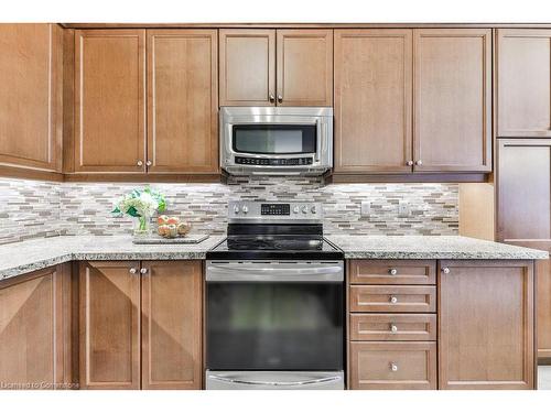 4154 Saunders Crescent, Burlington, ON - Indoor Photo Showing Kitchen With Upgraded Kitchen