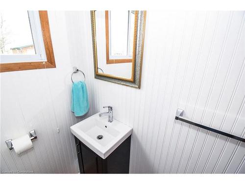 13 Erie Heights Line, Dunnville, ON - Indoor Photo Showing Bathroom