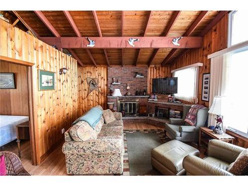 13 Erie Heights Line, Dunnville, ON - Indoor Photo Showing Living Room