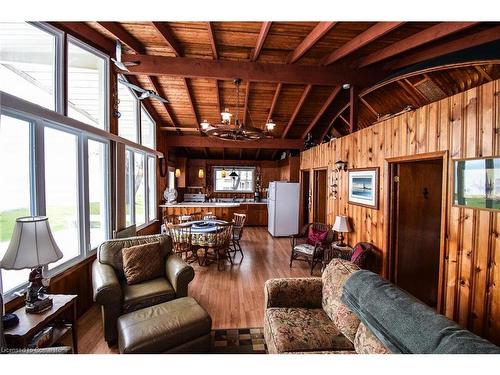 13 Erie Heights Line, Dunnville, ON - Indoor Photo Showing Living Room