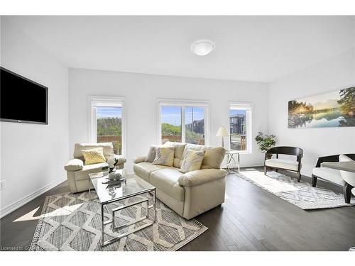 3955 Crown Street, Beamsville, ON - Indoor Photo Showing Living Room