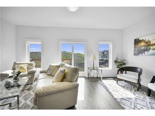 3955 Crown Street, Beamsville, ON - Indoor Photo Showing Living Room