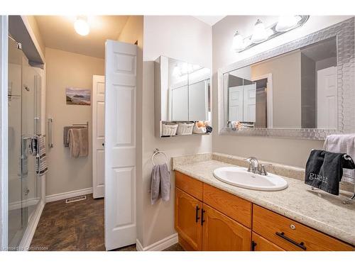 5-31 Kinross Street, Caledonia, ON - Indoor Photo Showing Bathroom