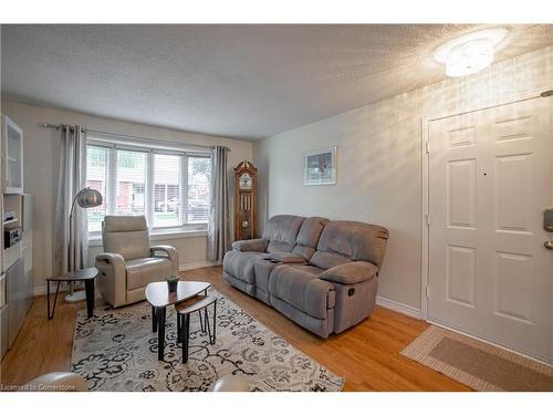 5-31 Kinross Street, Caledonia, ON - Indoor Photo Showing Living Room