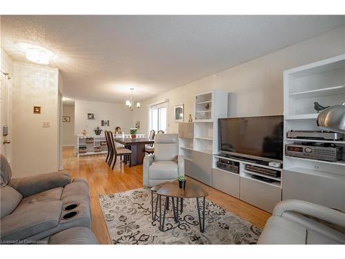 5-31 Kinross Street, Caledonia, ON - Indoor Photo Showing Living Room