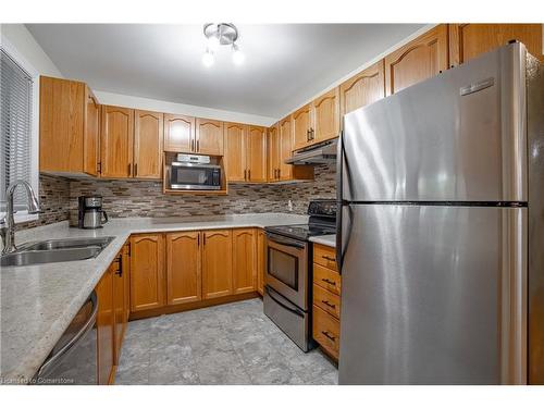 5-31 Kinross Street, Caledonia, ON - Indoor Photo Showing Kitchen With Double Sink