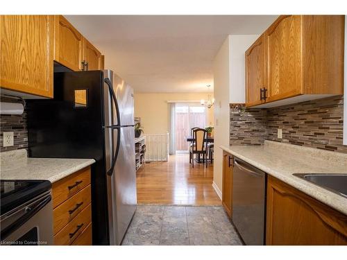 5-31 Kinross Street, Caledonia, ON - Indoor Photo Showing Kitchen