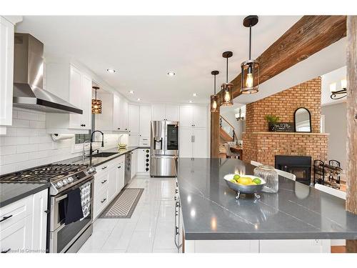 25 Hammond Road, Brant, ON - Indoor Photo Showing Kitchen With Upgraded Kitchen