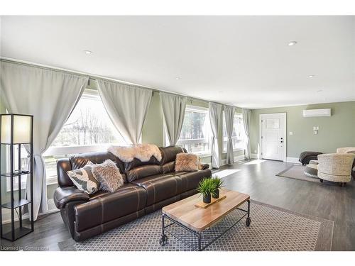 25 Hammond Road, Brant, ON - Indoor Photo Showing Living Room