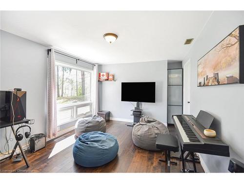 25 Hammond Road, Brant, ON - Indoor Photo Showing Living Room