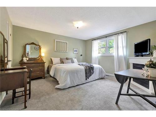 30 Pimlico Drive, Dundas, ON - Indoor Photo Showing Bedroom