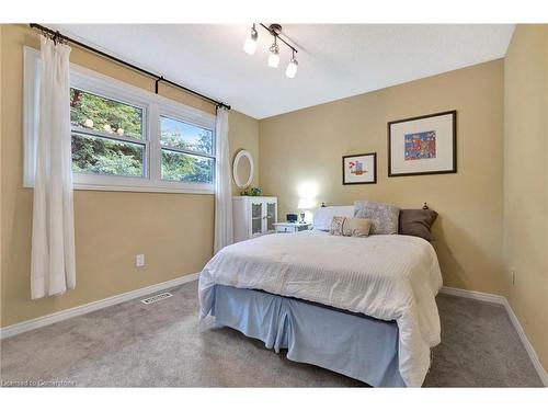 30 Pimlico Drive, Dundas, ON - Indoor Photo Showing Bedroom