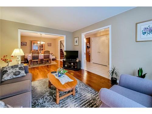 31 Foxmeadow Drive, Hamilton, ON - Indoor Photo Showing Living Room