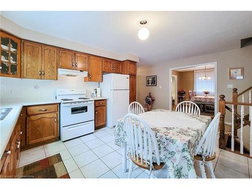 31 Foxmeadow Drive, Hamilton, ON - Indoor Photo Showing Kitchen