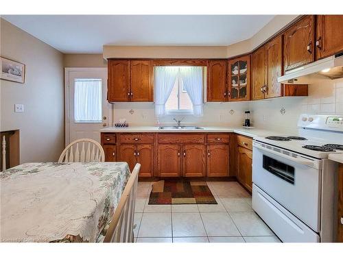 31 Foxmeadow Drive, Hamilton, ON - Indoor Photo Showing Kitchen With Double Sink