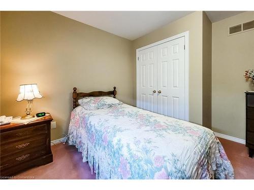 31 Foxmeadow Drive, Hamilton, ON - Indoor Photo Showing Bedroom