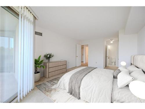 503-5090 Pinedale Avenue, Burlington, ON - Indoor Photo Showing Bedroom