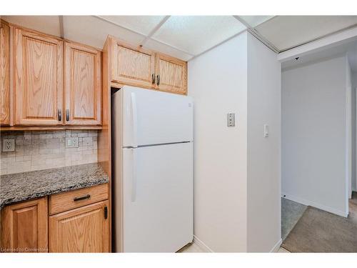 503-5090 Pinedale Avenue, Burlington, ON - Indoor Photo Showing Kitchen