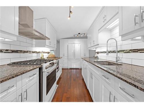 124 Nash Road S, Hamilton, ON - Indoor Photo Showing Kitchen With Upgraded Kitchen