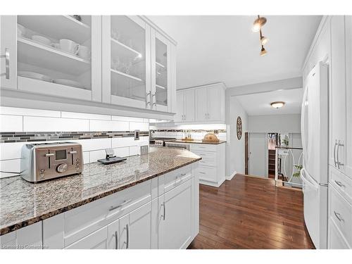 124 Nash Road S, Hamilton, ON - Indoor Photo Showing Kitchen