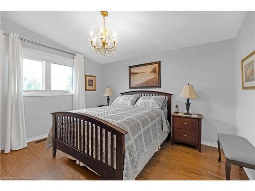 124 Nash Road S, Hamilton, ON - Indoor Photo Showing Bedroom