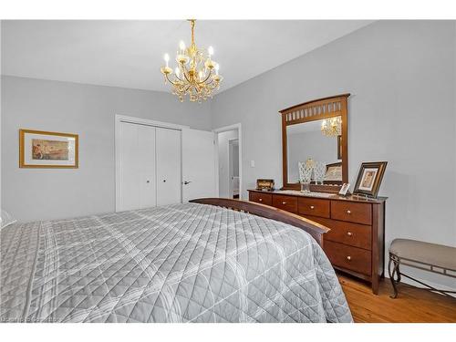 124 Nash Road S, Hamilton, ON - Indoor Photo Showing Bedroom