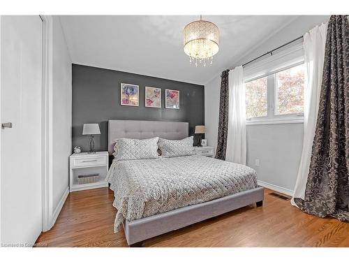 124 Nash Road S, Hamilton, ON - Indoor Photo Showing Bedroom