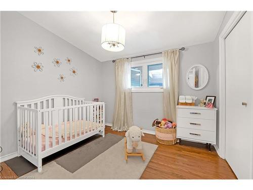 124 Nash Road S, Hamilton, ON - Indoor Photo Showing Bedroom