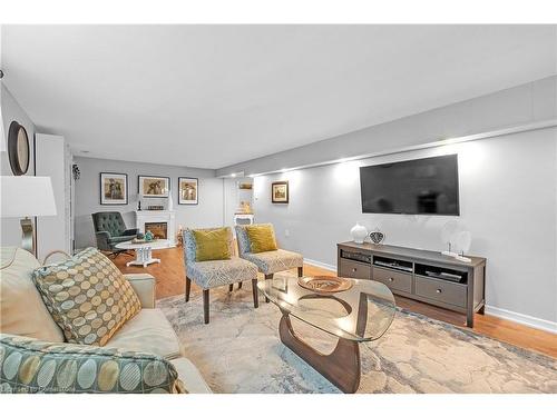 124 Nash Road S, Hamilton, ON - Indoor Photo Showing Living Room