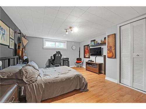 124 Nash Road S, Hamilton, ON - Indoor Photo Showing Bedroom