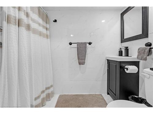 124 Nash Road S, Hamilton, ON - Indoor Photo Showing Bathroom