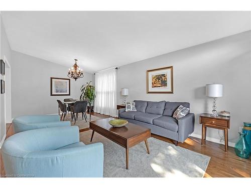 124 Nash Road S, Hamilton, ON - Indoor Photo Showing Living Room