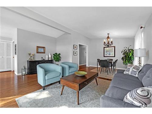 124 Nash Road S, Hamilton, ON - Indoor Photo Showing Living Room