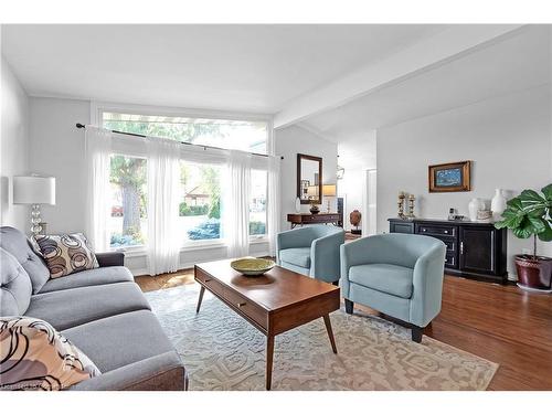 124 Nash Road S, Hamilton, ON - Indoor Photo Showing Living Room