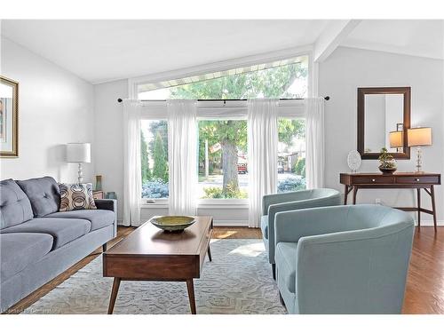 124 Nash Road S, Hamilton, ON - Indoor Photo Showing Living Room