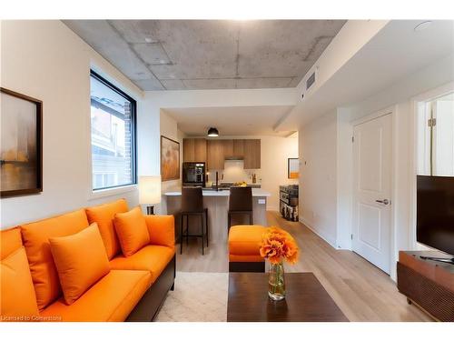 402-11 Robert Street, Hamilton, ON - Indoor Photo Showing Living Room