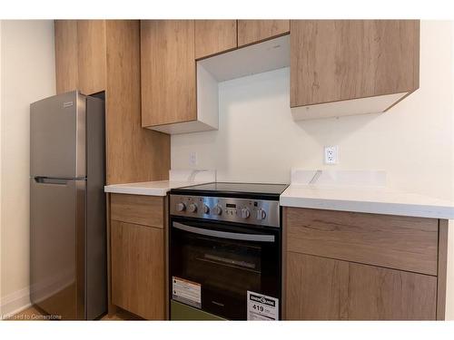 402-11 Robert Street, Hamilton, ON - Indoor Photo Showing Kitchen