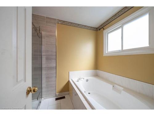 84 Alconbury Drive, Hamilton, ON - Indoor Photo Showing Bathroom