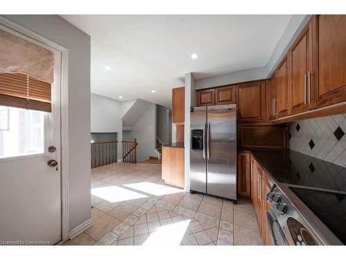 84 Alconbury Drive, Hamilton, ON - Indoor Photo Showing Kitchen