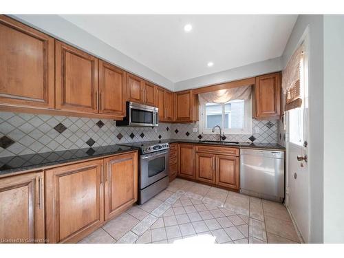 84 Alconbury Drive, Hamilton, ON - Indoor Photo Showing Kitchen