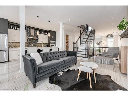 1083 Beach Boulevard, Hamilton, ON - Indoor Photo Showing Living Room