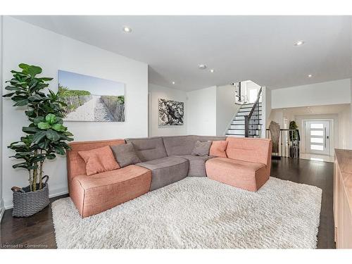 1083 Beach Boulevard, Hamilton, ON - Indoor Photo Showing Living Room