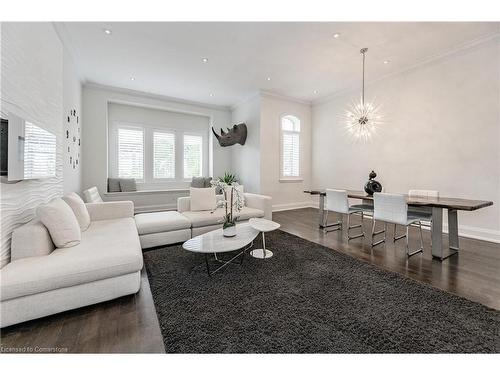 1083 Beach Boulevard, Hamilton, ON - Indoor Photo Showing Living Room