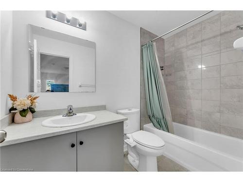 7 Roseberry Lane, Kitchener, ON - Indoor Photo Showing Bathroom